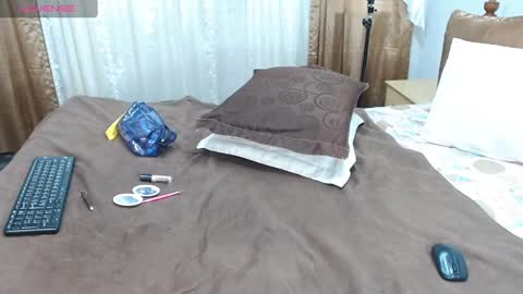 Snapshot of juan_and_luciana chatting on 01-30-25, 02:58 online show from 01-30-25, 02:58
