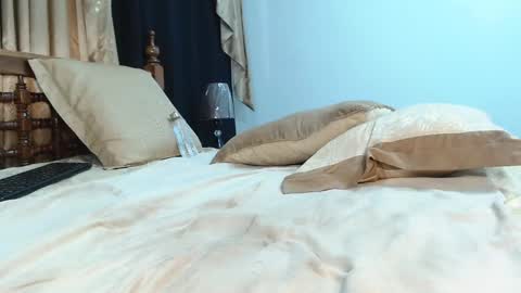 Snapshot of juan_and_luciana chatting on 02-25-25, 03:05 online show from 02-25-25, 03:05