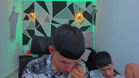 Snapshot of juan_nd_steven chatting on 10-29-25, 04:26 JuanSteven online show from 10-29-25, 04:26