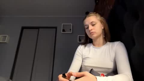 Snapshot of juanastrefeler chatting on 10-20-25, 07:20 Lola online show from 10-20-25, 07:20