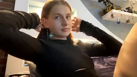 Snapshot of juanastrefeler chatting on 11-12-25, 04:18 Lola online show from 11-12-25, 04:18