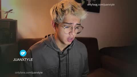 Snapshot of juancamroom chatting on 03-14-26, 02:33 . online show from 03-14-26, 02:33