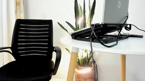 Juan Diego Uribe online show from 11-25-25, 01:05