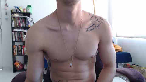 Snapshot of juanisimo_ chatting on 01-22-25, 01:42 JUANISIMO online show from 01-22-25, 01:42