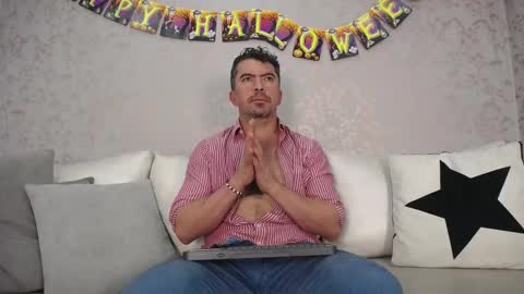 Snapshot of juank_fit45 chatting on 10-30-25, 01:56 Juan k online show from 10-30-25, 01:56