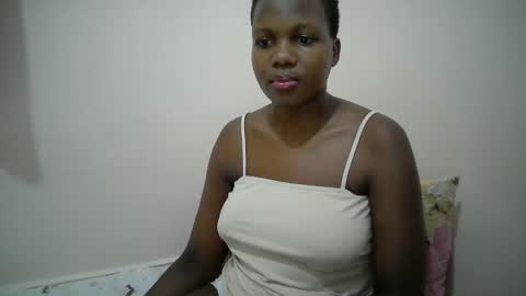juicy_bella2 online show from 09-19-25, 04:07
