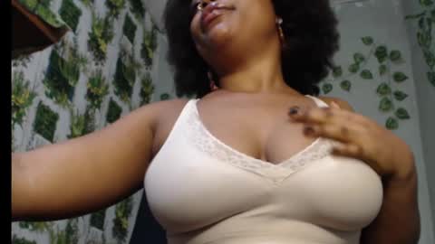 Snapshot of juicy_gold22 chatting on 02-08-25, 06:33 Mariagold online show from 02-08-25, 06:33