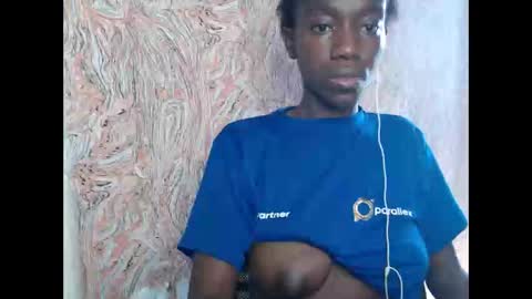 Snapshot of juicyberryx chatting on 02-02-25, 02:56 queen online show from 02-02-25, 02:56