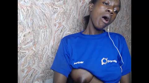 Snapshot of juicyberryx chatting on 02-03-25, 12:04 queen online show from 02-03-25, 12:04