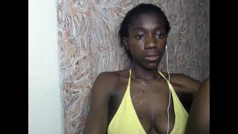 Snapshot of juicyberryx chatting on 02-04-25, 01:34 queen online show from 02-04-25, 01:34