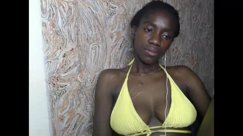 Snapshot of juicyberryx chatting on 02-04-25, 07:40 queen online show from 02-04-25, 07:40