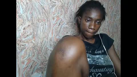 Snapshot of juicyberryx chatting on 02-05-25, 11:28 queen online show from 02-05-25, 11:28