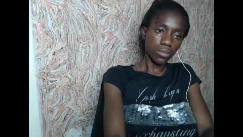 Snapshot of juicyberryx chatting on 02-06-25, 03:27 queen online show from 02-06-25, 03:27