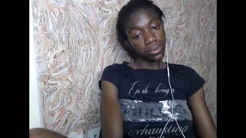 Snapshot of juicyberryx chatting on 02-06-25, 02:37 queen online show from 02-06-25, 02:37