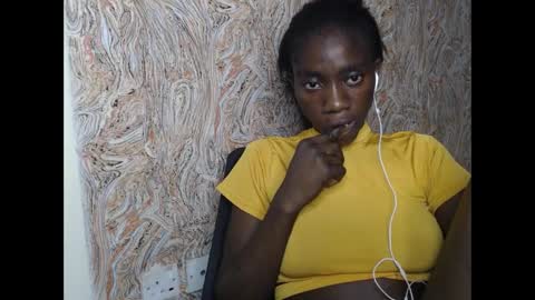 Snapshot of juicyberryx chatting on 02-08-25, 12:28 queen online show from 02-08-25, 12:28