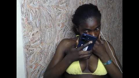 Snapshot of juicyberryx chatting on 02-08-25, 03:30 queen online show from 02-08-25, 03:30