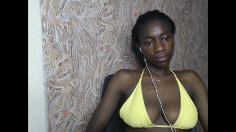 Snapshot of juicyberryx chatting on 02-08-25, 05:08 queen online show from 02-08-25, 05:08