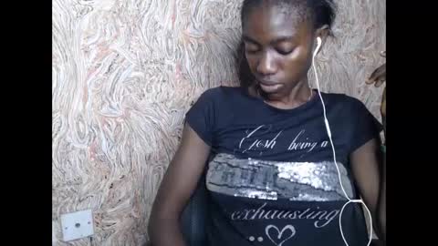 Snapshot of juicyberryx chatting on 02-11-25, 12:59 queen online show from 02-11-25, 12:59