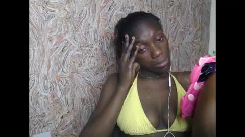 Snapshot of juicyberryx chatting on 02-11-25, 10:18 queen online show from 02-11-25, 10:18