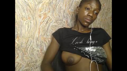 Snapshot of juicyberryx chatting on 02-19-25, 02:01 queen online show from 02-19-25, 02:01