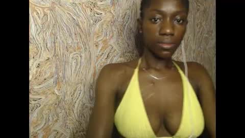 Snapshot of juicyberryx chatting on 02-19-25, 08:55 queen online show from 02-19-25, 08:55