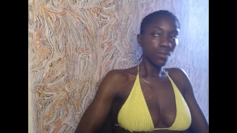 Snapshot of juicyberryx chatting on 02-19-25, 12:00 queen online show from 02-19-25, 12:00
