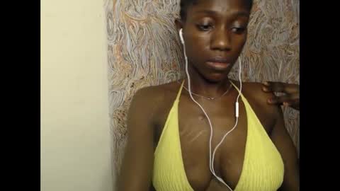 Snapshot of juicyberryx chatting on 02-21-25, 08:18 queen online show from 02-21-25, 08:18