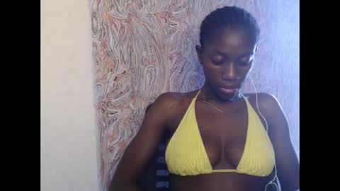 Snapshot of juicyberryx chatting on 02-21-25, 11:55 queen online show from 02-21-25, 11:55