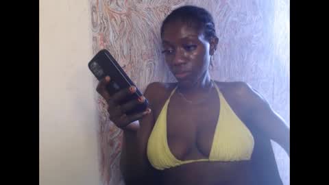Snapshot of juicyberryx chatting on 02-22-25, 02:19 queen online show from 02-22-25, 02:19