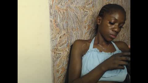 Snapshot of juicyberryx chatting on 02-23-25, 05:39 queen online show from 02-23-25, 05:39