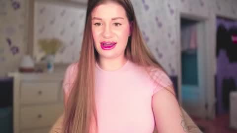 Snapshot of juicyhelenx chatting on 09-25-25, 03:27 Elena online show from 09-25-25, 03:27