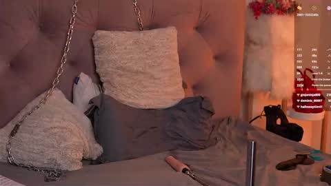 Snapshot of julcy_peach chatting on 03-25-26, 09:04 Julcy online show from 03-25-26, 09:04