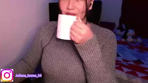 Snapshot of juli_69 chatting on 12-18-24, 01:15 Juliana Torres online show from 12-18-24, 01:15