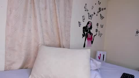 Snapshot of juli_castillos chatting on 02-24-25, 06:04 Juli online show from 02-24-25, 06:04