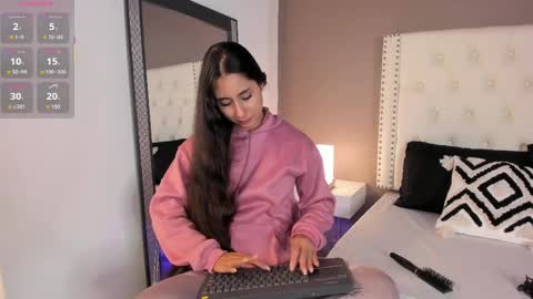 J U L IA   M A R T I N E Z online show from 06-08-26, 11:43