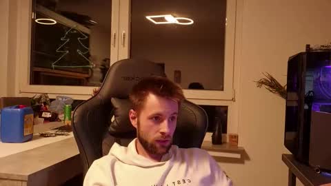 julia_official online show from 02-03-26, 09:20