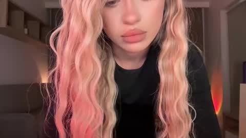 Julia R Le online show from 10-15-25, 09:04