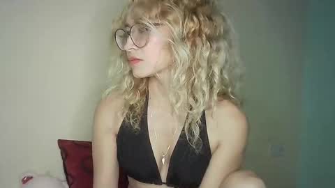 Snapshot of juliamack chatting on 12-19-24, 02:01 JuliaMack online show from 12-19-24, 02:01