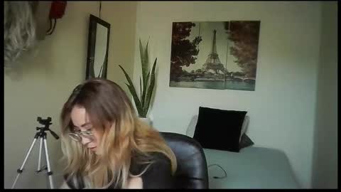 Snapshot of juliamack chatting on 10-27-25, 09:52 JuliaMack online show from 10-27-25, 09:52