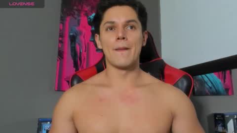 julian_wallace1 online show from 06-07-26, 12:37