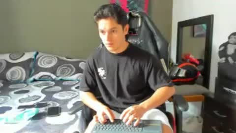 Snapshot of julian_wallace1 chatting on 06-17-26, 01:12 julian_wallace1 online show from 06-17-26, 01:12