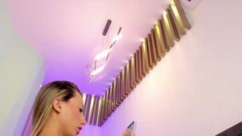 Julias online show from 12-19-24, 02:57