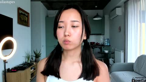Snapshot of juliastapes chatting on 01-19-25, 12:06 julia online show from 01-19-25, 12:06