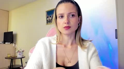 Snapshot of julie_flores chatting on 10-19-25, 04:51 Julie online show from 10-19-25, 04:51