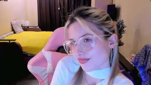 Julie online show from 12-04-25, 02:04