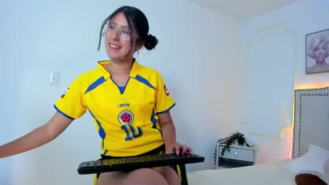 Snapshot of juliee_ross chatting on 04-29-26, 12:20 juliee_ross online show from 04-29-26, 12:20