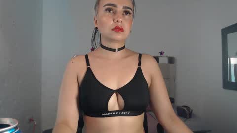 Snapshot of julieta__fox_ chatting on 01-17-25, 11:40 julieta__fox_ online show from 01-17-25, 11:40