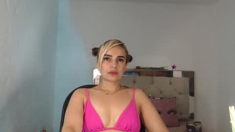 Snapshot of julieta__fox_ chatting on 03-10-25, 05:00 julieta__fox_ online show from 03-10-25, 05:00