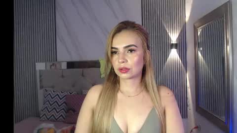 Snapshot of julieta__fox_ chatting on 10-19-25, 02:01 julieta__fox_ online show from 10-19-25, 02:01