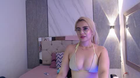 Snapshot of julieta__fox_ chatting on 02-21-26, 02:23 julieta__fox_ online show from 02-21-26, 02:23